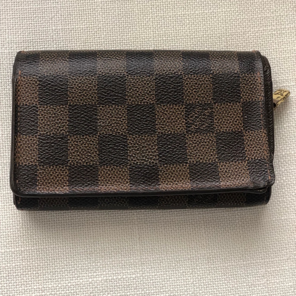 SOLD. Luois Vuitton wallet.Authentic. Good condition.